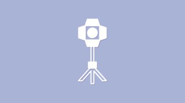 Beyaz Stüdyo ampulü mor arkaplanda izole edilmiş yumuşak kutu simgesinde. Gölge yansıma tasarımı. 4K Video hareketli grafik canlandırması