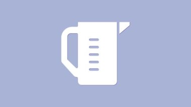 Mor zemin üzerinde izole edilmiş kuru ve sıvı yiyecek ikonunu ölçmek için beyaz ölçü kabı. Plastik şişenin sapı var. 4K Video hareketli grafik canlandırması