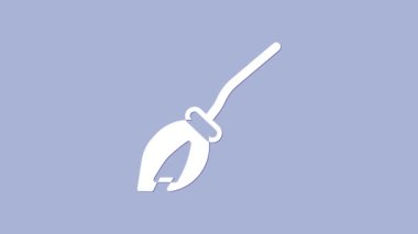 Beyaz Cadıların süpürge ikonu mor arka planda izole edilmiş. Mutlu Cadılar Bayramı Partisi. 4K Video hareketli grafik canlandırması