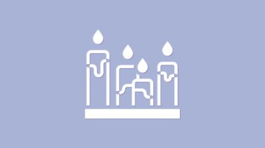 Mor arkaplanda beyaz yanan mum simgesi izole edildi. Silindirik aromatik mum çubuğu ve yanan ateş. Mutlu Cadılar Bayramı Partisi. 4K Video hareketli grafik canlandırması