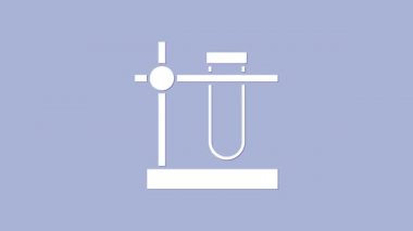 Kürsüdeki beyaz cam deney tüpü şişesi mor arka planda izole edilmiş. Laboratuvar ekipmanları. 4K Video hareketli grafik canlandırması