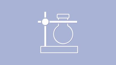 Kürsüdeki beyaz cam deney tüpü şişesi mor arka planda izole edilmiş. Laboratuvar ekipmanları. 4K Video hareketli grafik canlandırması