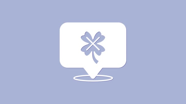 Macchina mangiasoldi di Casino bianca con simbolo di trifoglio isolato su sfondo viola. Giochi d'azzardo. Animazione grafica 4K Video motion — Video Stock