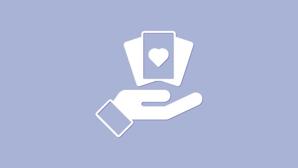 Mão branca segurando o ícone de cartas de baralho isolado no fundo roxo. Projeto do jogo do casino. Animação gráfica em movimento de vídeo 4K — Vídeo de Stock