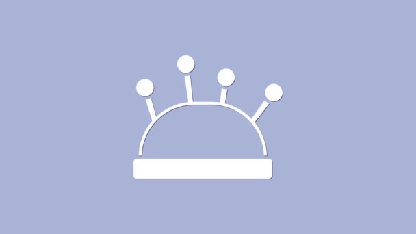 Cama de aguja blanca y agujas icono aislado sobre fondo púrpura. Tema hecho a mano y de costura. Animación gráfica de vídeo 4K — Vídeos de Stock