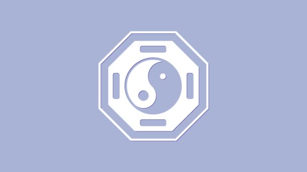Beyaz Yin Yang 'ın sembolü ahenk ve denge simgesi mor arkaplanda izole edilmiş. 4K Video hareketli grafik canlandırması — Stok video