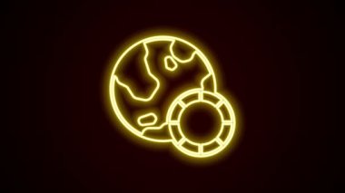 Parlayan neon hattı kumarhane çipleri simgesi siyah arkaplanda izole edildi. Kumarhane kumarı. 4K Video hareketli grafik canlandırması