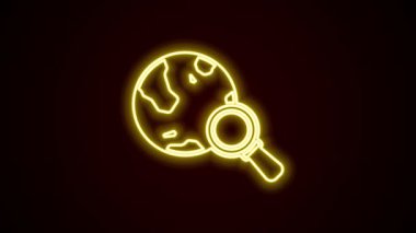 Siyah zemin üzerinde izole edilmiş dünya ikonu olan parlak neon çizgili büyüteç. Dünyayı analiz ediyorum. Küresel arama işareti. 4K Video hareketli grafik canlandırması