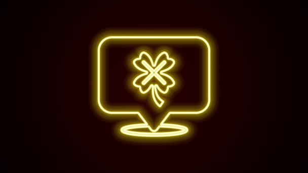 Glödande neon linje Kasino spelautomat med klöver symbol ikon isolerad på svart bakgrund. Spelande spel. 4K Video motion grafisk animation — Stockvideo