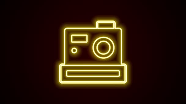Icono de la cámara fotográfica en línea de neón brillante aislado sobre fondo negro. Cámara fotográfica. Fotografía digital. Animación gráfica de vídeo 4K — Vídeo de stock