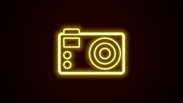 Icono de la cámara fotográfica en línea de neón brillante aislado sobre fondo negro. Cámara fotográfica. Fotografía digital. Animación gráfica de vídeo 4K — Vídeo de stock