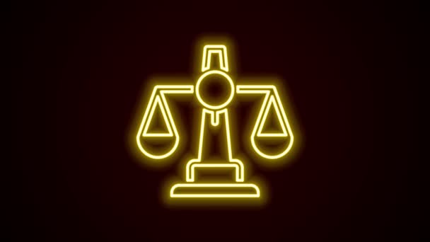 Brillante línea de neón Escalas de justicia icono aislado sobre fondo negro. Símbolo del tribunal. Signo de balanza. Animación gráfica de vídeo 4K — Vídeos de Stock