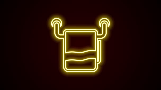 Gloeiende neon lijn Handdoek op een hanger pictogram geïsoleerd op zwarte achtergrond. Badkamer handdoek pictogram. 4K Video motion grafische animatie — Stockvideo