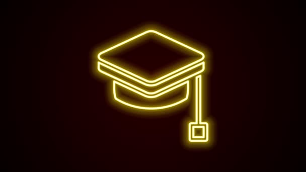 Glödande neon linje Graduation cap ikon isolerad på svart bakgrund. Examen hatt med tofs ikon. 4K Video motion grafisk animation — Stockvideo