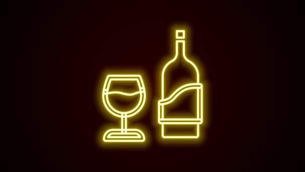 Brillante línea de neón Botella de vino con icono de vidrio aislado sobre fondo negro. Animación gráfica de vídeo 4K — Vídeo de stock