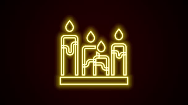 发光的霓虹灯线燃烧的蜡烛图标孤立在黑色的背景.圆柱形芳香的蜡烛和燃烧的火焰粘在一起.万圣节快乐派对4K视频运动图形动画 — 图库视频影像