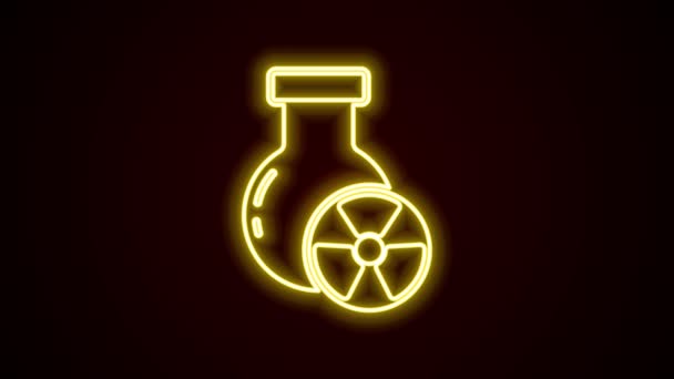 ネオンラインを輝く黒の背景に単離された毒性の液体アイコンを持つ研究室の化学ビーカー.バイオハザードシンボル。放射線アイコンと危険なシンボル。4Kビデオモーショングラフィックアニメーション — ストック動画