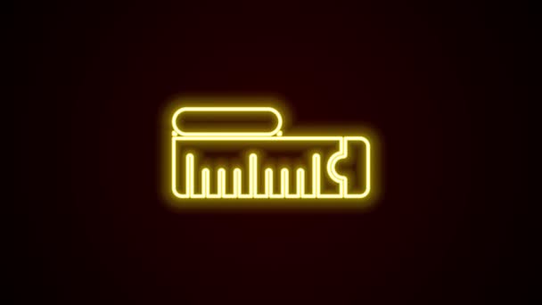 Icono de cinta métrica de línea de neón brillante aislado sobre fondo negro. Cinta métrica. Animación gráfica de vídeo 4K — Vídeo de stock