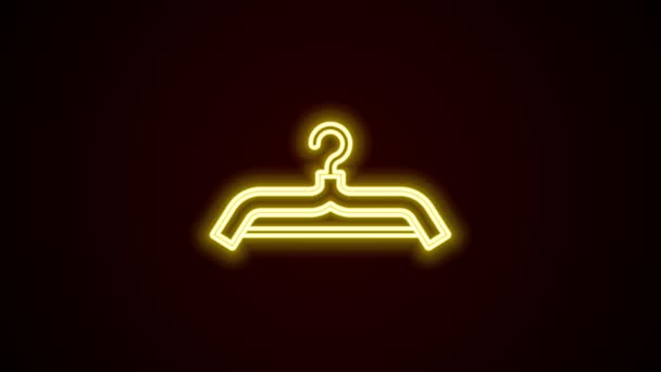 Gloeiende neon lijn Hanger garderobe pictogram geïsoleerd op zwarte achtergrond. Cloakroom icoon. Kleding service symbool. Wasserij hangerbord. 4K Video motion grafische animatie — Stockvideo