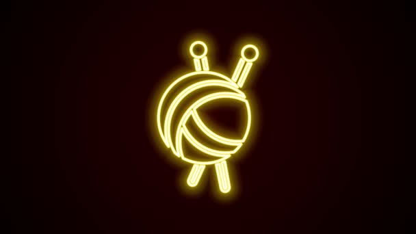 Linha de néon brilhante Bola de fio com agulhas de tricô ícone isolado no fundo preto. Etiqueta para artesanal, tricô ou alfaiataria. Animação gráfica em movimento de vídeo 4K — Vídeo de Stock
