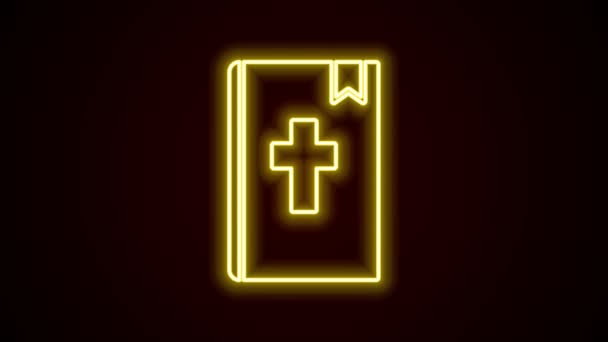 Gloeiende neon lijn Heilige bijbel boek pictogram geïsoleerd op zwarte achtergrond. 4K Video motion grafische animatie — Stockvideo