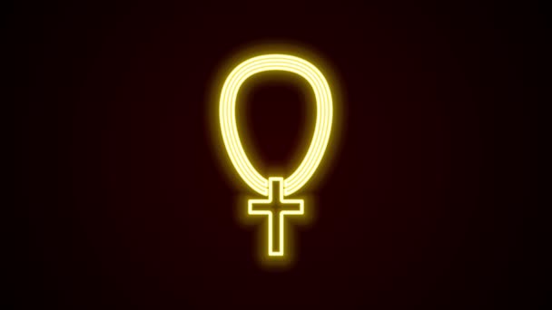 Glödande neon linje Christian kors på kedja ikon isolerad på svart bakgrund. Kyrkorset. 4K Video motion grafisk animation — Stockvideo