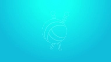 Mavi arka planda izole edilmiş örgü iğneli pembe çizgi iplik topu. El yapımı, örgü ya da terzi için etiket. 4K Video hareketli grafik canlandırması