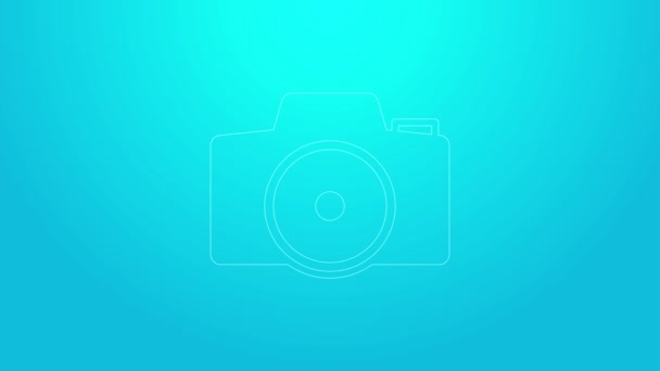 Linha rosa Ícone da câmera fotográfica isolado no fundo azul. Câmara fotográfica. Fotografia digital. Animação gráfica em movimento de vídeo 4K — Vídeo de Stock