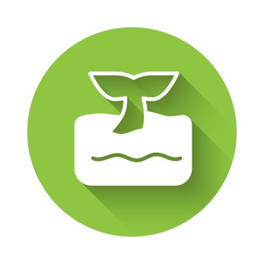 Okyanus dalgası ikonunda beyaz balina kuyruğu uzun gölgeli izole edilmiş. Yeşil daire düğmesi. Vektör.