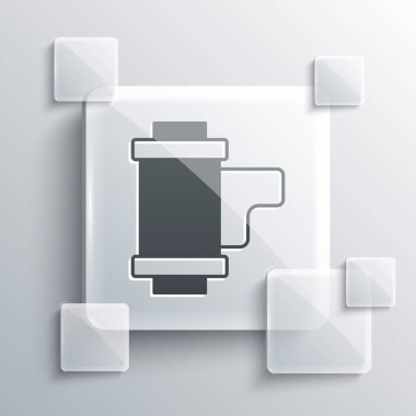 Gri Kamera klasik film rulo kartuş ikonu gri arka planda izole edildi. 35 mm 'lik film kutusu. Film şeridi fotoğrafçı ekipmanı. Kare cam paneller. Vektör.