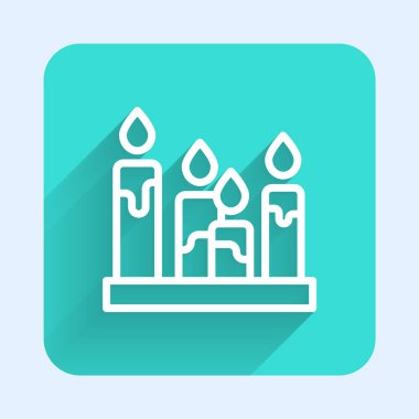 Beyaz çizgi yanan mum ikonu uzun gölgeli izole edilmiş. Silindirik aromatik mum çubuğu ve yanan ateş. Mutlu Cadılar Bayramı Partisi. Yeşil kare düğmesi. Vektör.