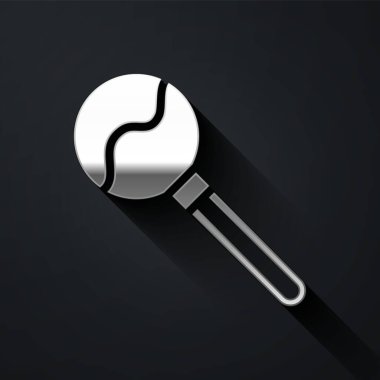 Siyah arka planda izole edilmiş gümüş lolipop ikonu. Yemek, lezzetli bir sembol. Mutlu Cadılar Bayramı Partisi. Uzun gölge tarzı. Vektör