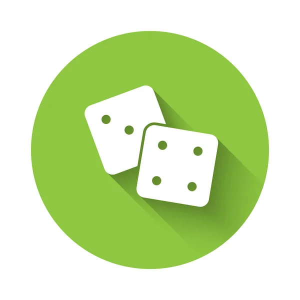 White Game dobbelstenen pictogram geïsoleerd met lange schaduw. Casino gokken. Groene cirkel knop. Vector — Stockvector