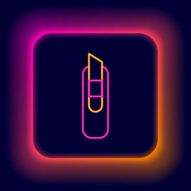 Parlayan neon çizgisi kırtasiye bıçağı simgesi siyah arkaplanda izole edildi. Ofis kâğıt kesicisi. Renkli taslak konsepti. Vektör