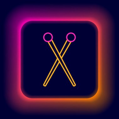 Parlayan neon çizgisi örgü iğneleri simgesi siyah arkaplanda izole edilmiş. El yapımı, örgü ya da terzi için etiket. Renkli taslak konsepti. Vektör