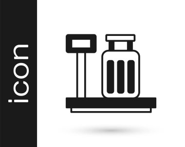 Beyaz arkaplanda izole edilmiş bavul simgesiyle siyah ölçek. Lojistik ve teslimat. Dağıtım paketinin ağırlığı bir ölçekte. Vektör