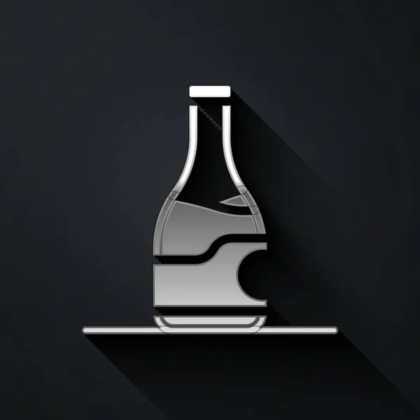 Icono de botella de vino de plata aislado sobre fondo negro. Estilo de sombra larga. Vector — Vector de stock