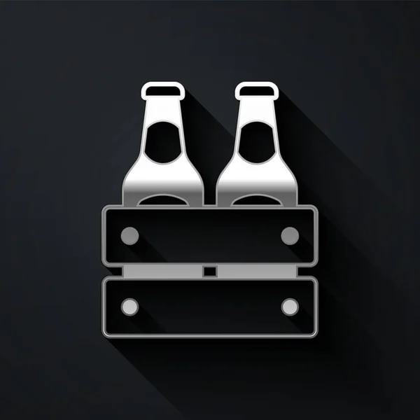 Silver Pack di bottiglie di birra icona isolata su sfondo nero. Scatola di legno e bottiglie di birra. Caso cassa birra scatola segno. Lungo stile ombra. Vettore — Vettoriale Stock