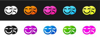 Komedi ve trajedi maskeleri ikonu siyah beyaz arka planda izole edildi. Vektör