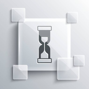 Gri zemin üzerinde kum ikonu akan gri kum saati. Kum saati işareti. İş ve zaman yönetimi kavramı. Kare cam paneller. Vektör