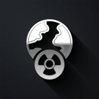 Silver Planet Earth ve siyah arkaplanda izole edilmiş radyasyon sembolü. Çevresel konsept. Uzun gölge tarzı. Vektör