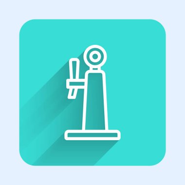 Beyaz çizgi bira ikonu uzun gölge arkaplan izole. Yeşil kare düğmesi. Vektör