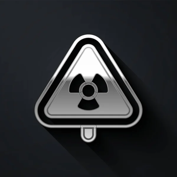 Silbernes Dreieck-Zeichen mit Strahlungssymbol auf schwarzem Hintergrund. Langer Schatten. Vektor — Stockvektor