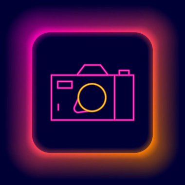 Parlayan neon hattı fotoğraf makinesi simgesi siyah arkaplanda izole edildi. Fotoğraf makinesi simgesi. Renkli taslak konsepti. Vektör