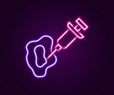 Parlayan neon hattı GMO şırınga ikonu siyah arkaplanda izole edildi. Genetik olarak değiştirilmiş organizma kısaltması. DNA gıda modifikasyonu. Renkli taslak konsepti. Vektör