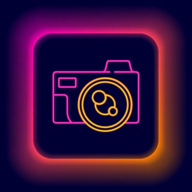 Parlayan neon hattı fotoğraf makinesi simgesi siyah arkaplanda izole edildi. Fotoğraf makinesi simgesi. Renkli taslak konsepti. Vektör