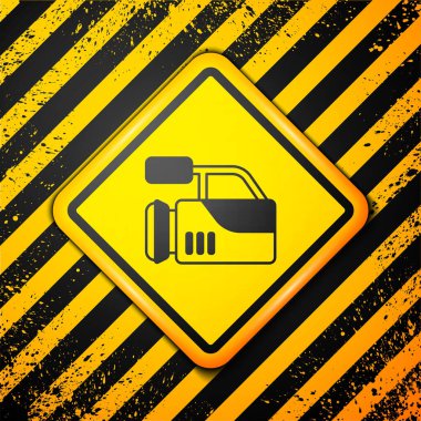 Siyah Sinema kamera ikonu sarı arkaplanda izole edildi. Video kamera. Film tabelası. Film projektörü. Uyarı işareti. Vektör