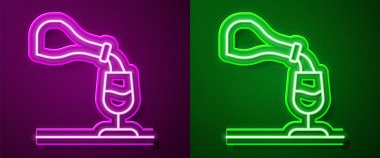 Parlak neon hattı şarap tatma, degulasyon simgesi mor ve yeşil arkaplanda izole edilmiş. Sommelier. Şarap gibi kokuyor. Vektör