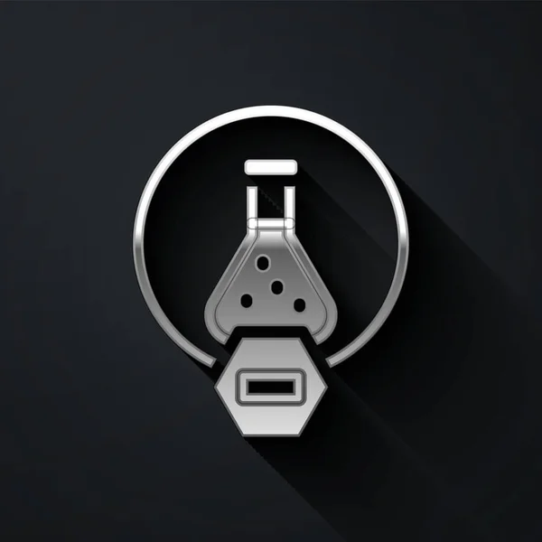 Tubo de ensayo de plata y frasco icono de prueba de laboratorio químico aislado sobre fondo negro. Signo de cristalería del laboratorio. Estilo de sombra larga. Vector — Vector de stock