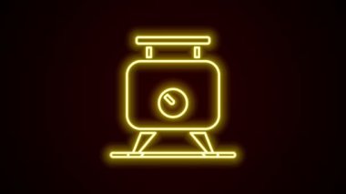 Siyah arka planda izole edilmiş alkollü fermantasyon ikonu olarak üzüm suyu ile parlayan neon hattı metal tankı. 4K Video hareketli grafik canlandırması